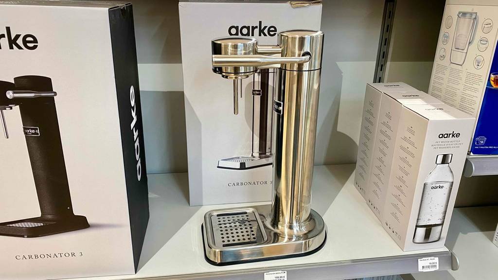 Wasserspender im Test: ein Wasserspender von AArke von der Seite ersichtlich.