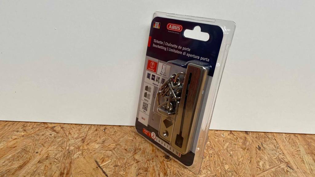 Türkette getestet: Türkette in Verpackung ist an weißer Wand angelehnt.