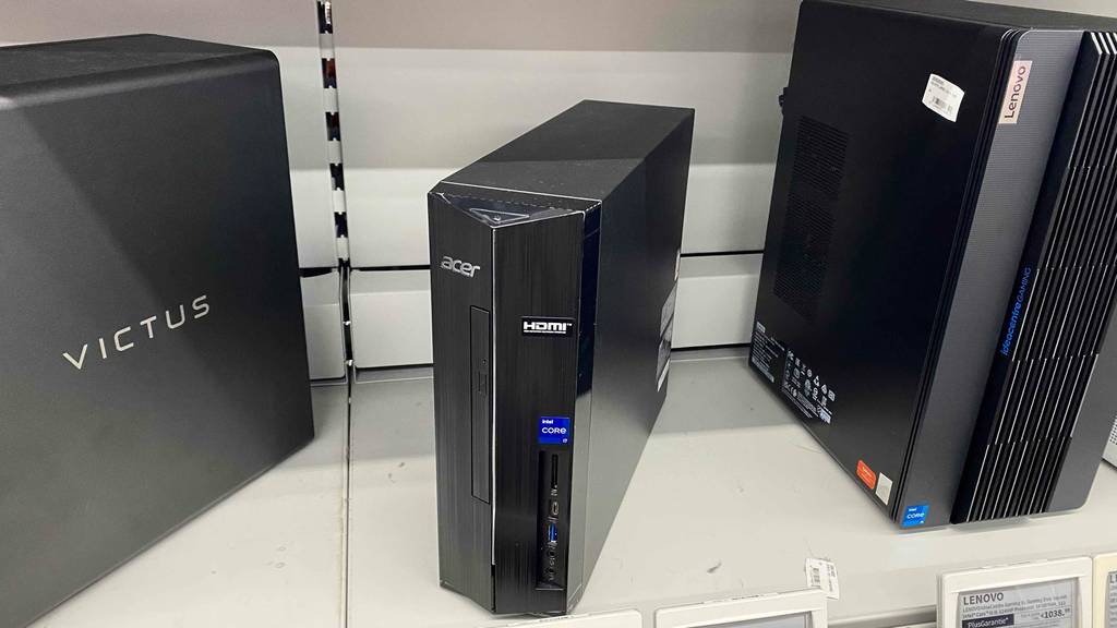 Ein getesteter Desktop-PC-i7 von vorn ersichtlich, in einem Regal stehend.