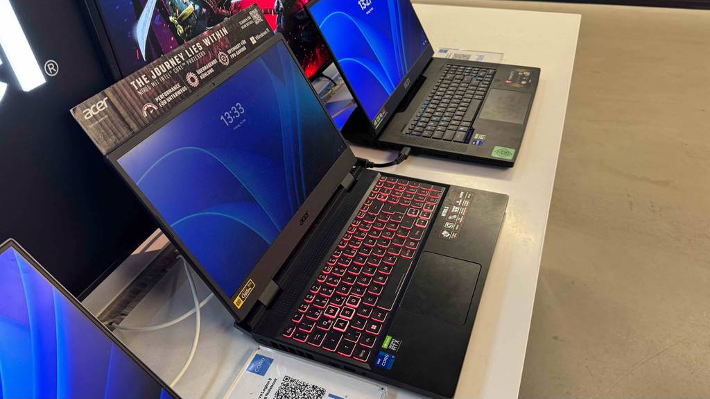 Der getestete Acer-Gaming-Laptop steht neben zwei weiteren Laptops auf einem Tisch im Geschäft.