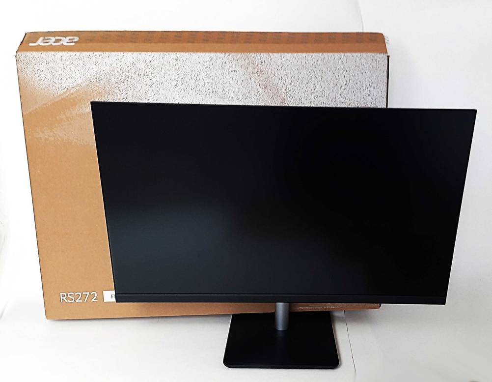 Der getestete Acer-Monitor mit 27 Zoll steht vor dem entsprechenden Karton.