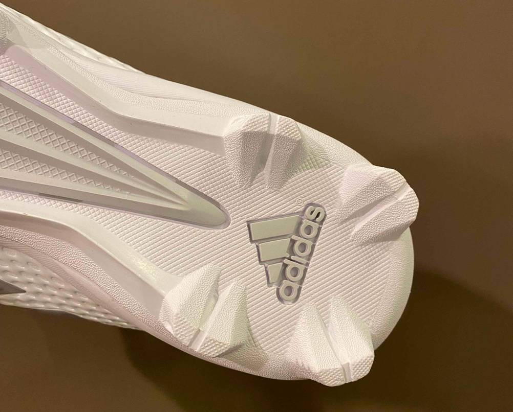 Fußballschuhe-Damen getestet: weiße Sohle von Fußballschuh für Damen mit der Adidas Aufschrift darauf.