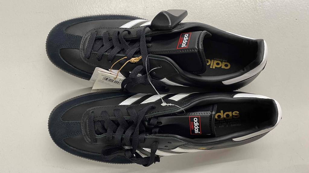 Hallenschuhe-Herren im Test: Schuhe nebeneinander von oben auf heller Oberfläche