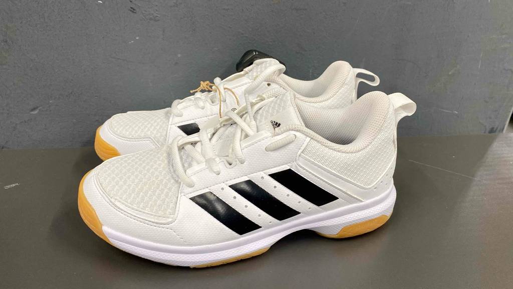 Handballschuhe für Damen getestet: Schuhe von der Seite mit Streifen.