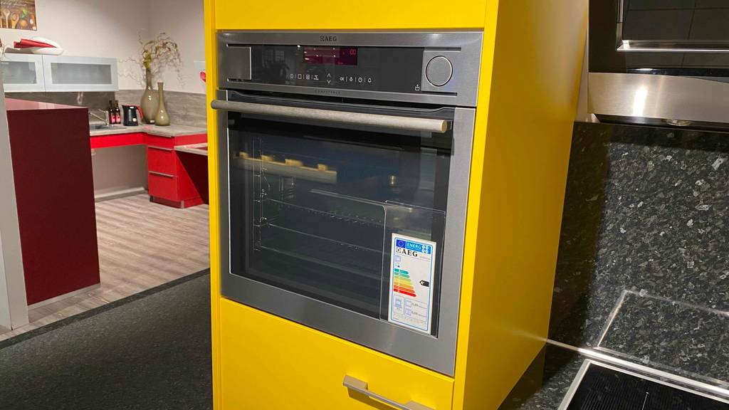 Backofen mit Dampfgarer im Test: ein geschlossener Backofen mit Dampfgarer mit Etikett worauf die Energieeffizienz des Modells ersichtlich ist.