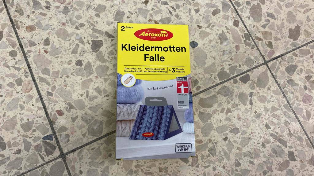 Eine Packung getestete Kleidermottenfalle liegt auf einem Steinboden