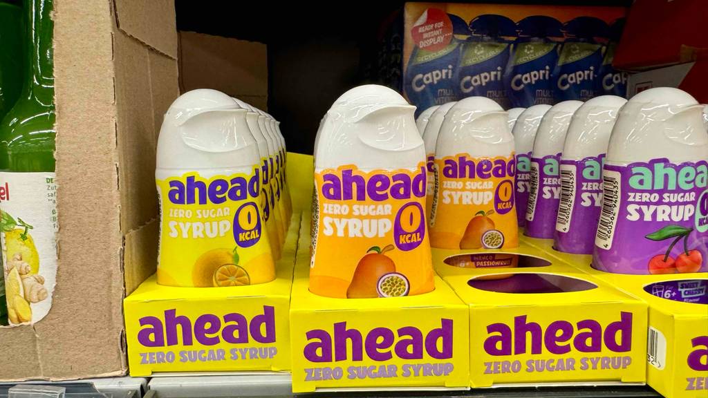 Test: Mehrere Sirup ohne Zucker in verschiedenen Sorten befinden sich in einem Regal.
