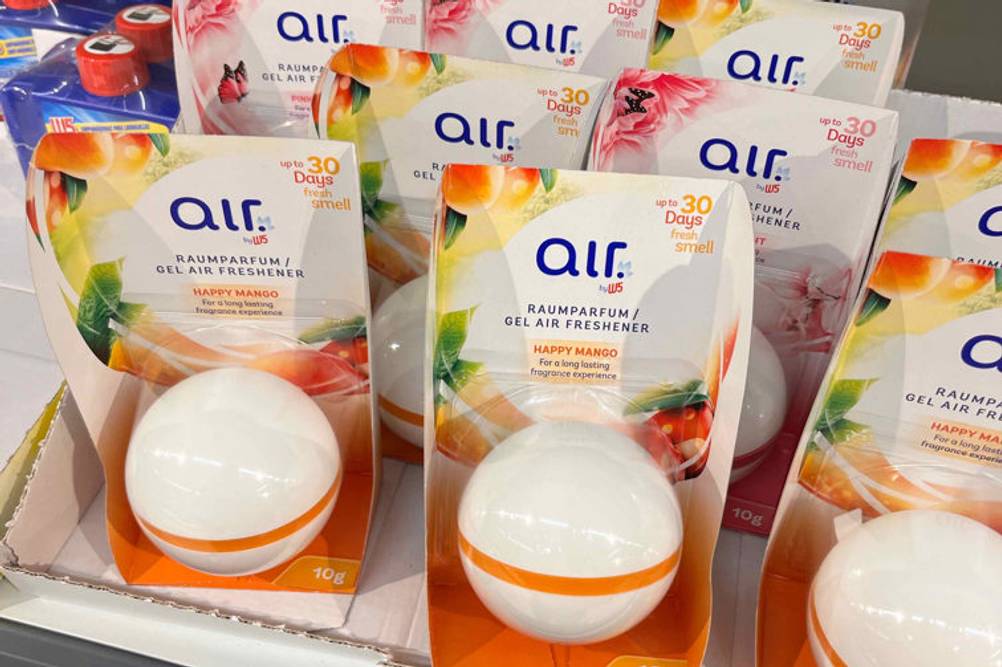 Mehrere getestete Lufterfrischer originalverpackt nebeneinander im Regal