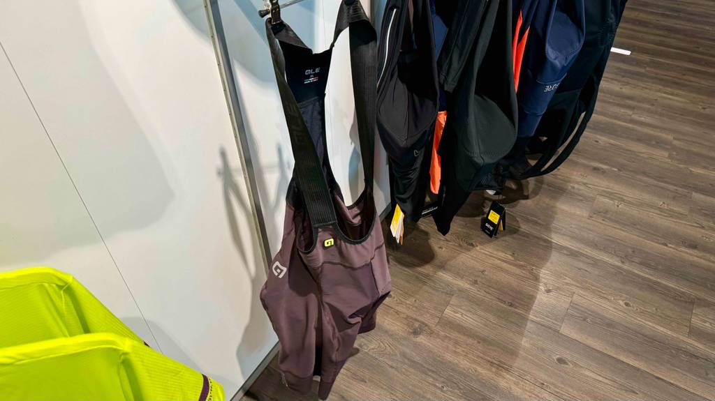 Fahrradhose-Unisex im Test: eine Fahrradhose mit Träger hängt auf einem Kleiderbügel in einem Geschäft.