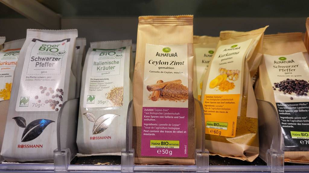 Ceylon-Zimt-Test: Eine 50-g-Packung steht neben anderen Gewürzen auf einem Verkaufsregal.