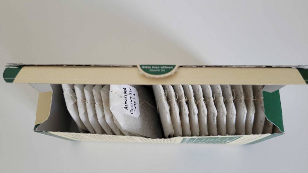 Geöffnete Verpackung von grünem Tee