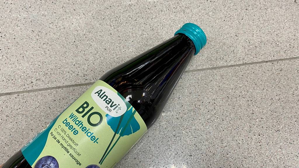 Heidelbeersaft im Test: eine Flasche liegt auf Fließenboden