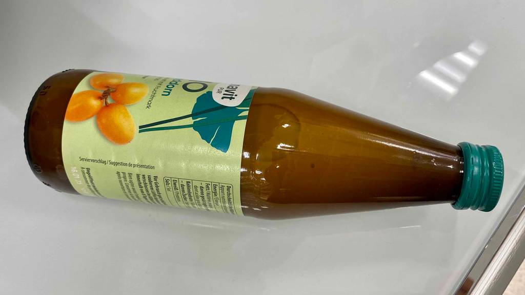 Sanddornsaft getestet: eine Flasche seitlich auf heller Oberfläche