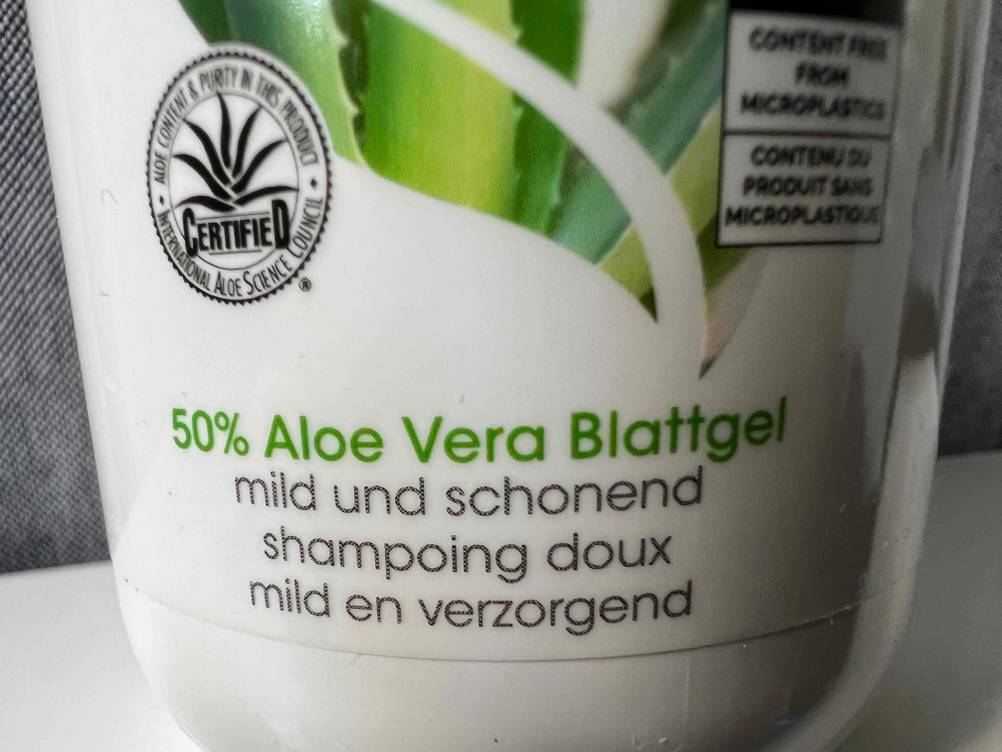 Feuchtigkeitsshampoo getestet: unterer Teil der Flasche von Feuchtigkeitsshampoo mit 50 % Aloe-Vera-Blattgel.