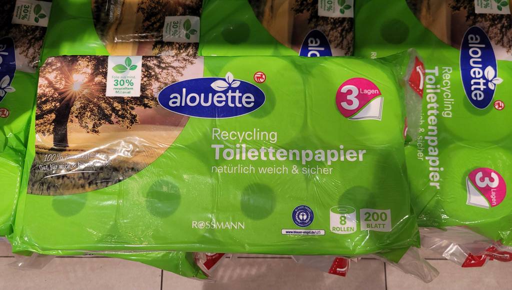Das getestete Recycling-Toilettenpapier von vorn ersichtlich, das auf weiteren Klopapierpackungen liegt.