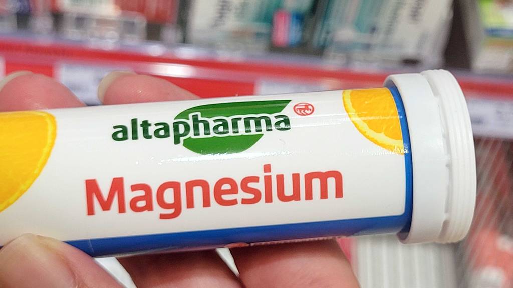 Mangan-Test: eine Verpackung von Magnesium-Brausetabletten der Marke Altapharma wird in der hand gehalten.