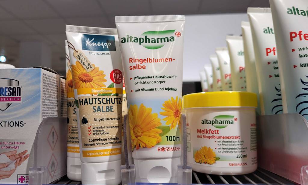 Getestete Ringelblumensalbe: Ringelblumensalbe steht in einem Regal neben anderen Salben.