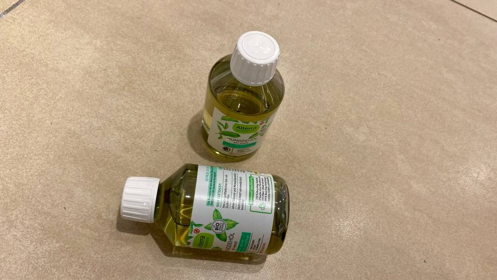 Mundziehöl getestet: eine Flasche Mundziehöl stehend und eine liegend davor.