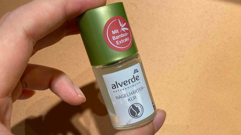 Nagelhärter im Test: ein Nagelhärter von Alverde wird in der Hand gehalten.