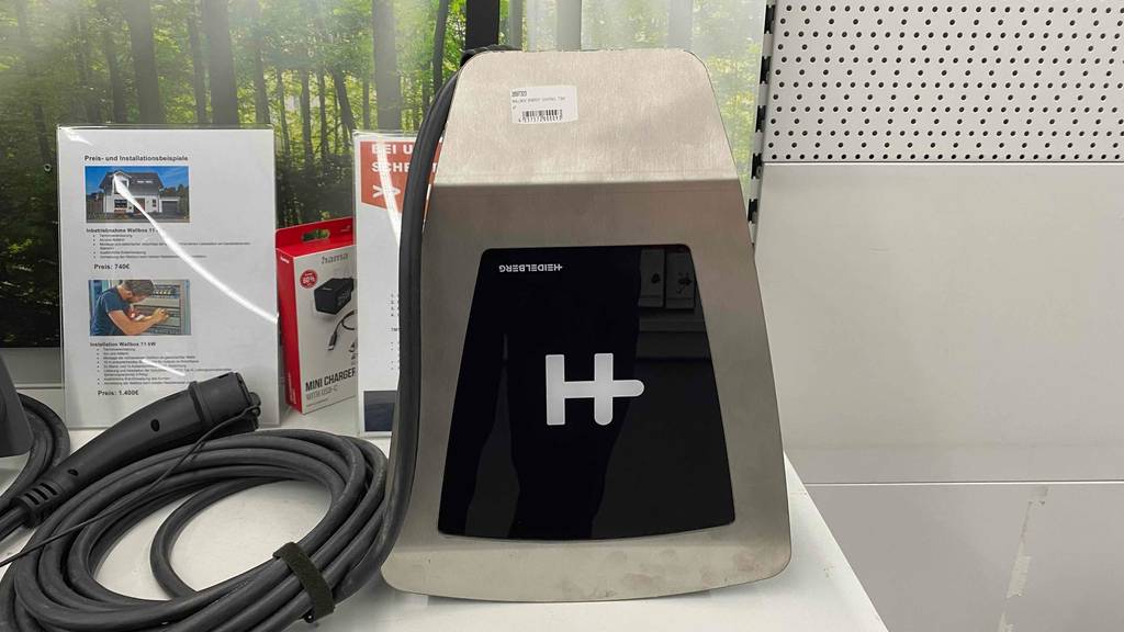 Eine getestete Wallbox von vorne in einem Regal.