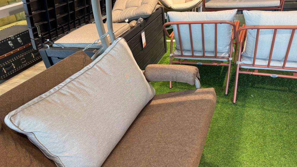 Das Kissen der getesteten Angerer-Hollywoodschaukel im Fokus.