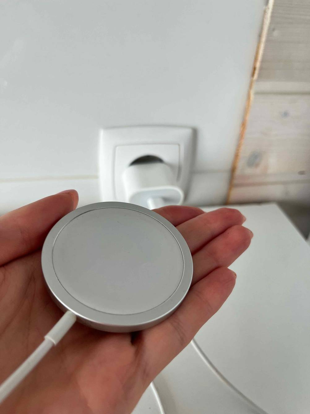 Nahaufnahme des Magnettellers in einer Hand eines getesteten Magnet-Ladekabels.