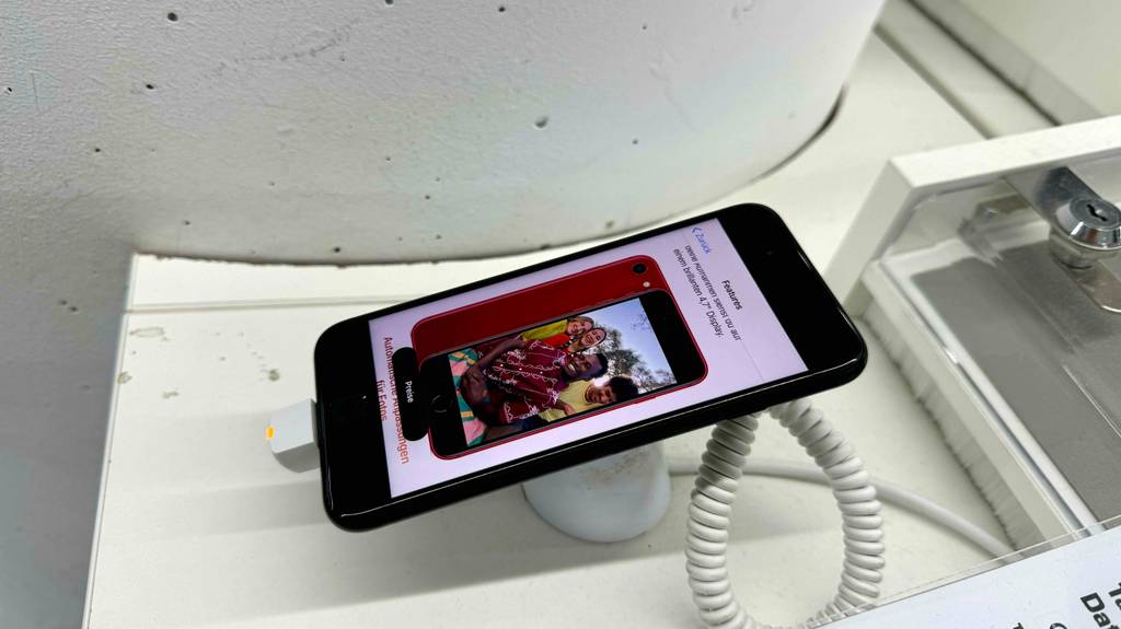 Seitliche Perspektive eines getesteten 5-Zoll-Smartphones.