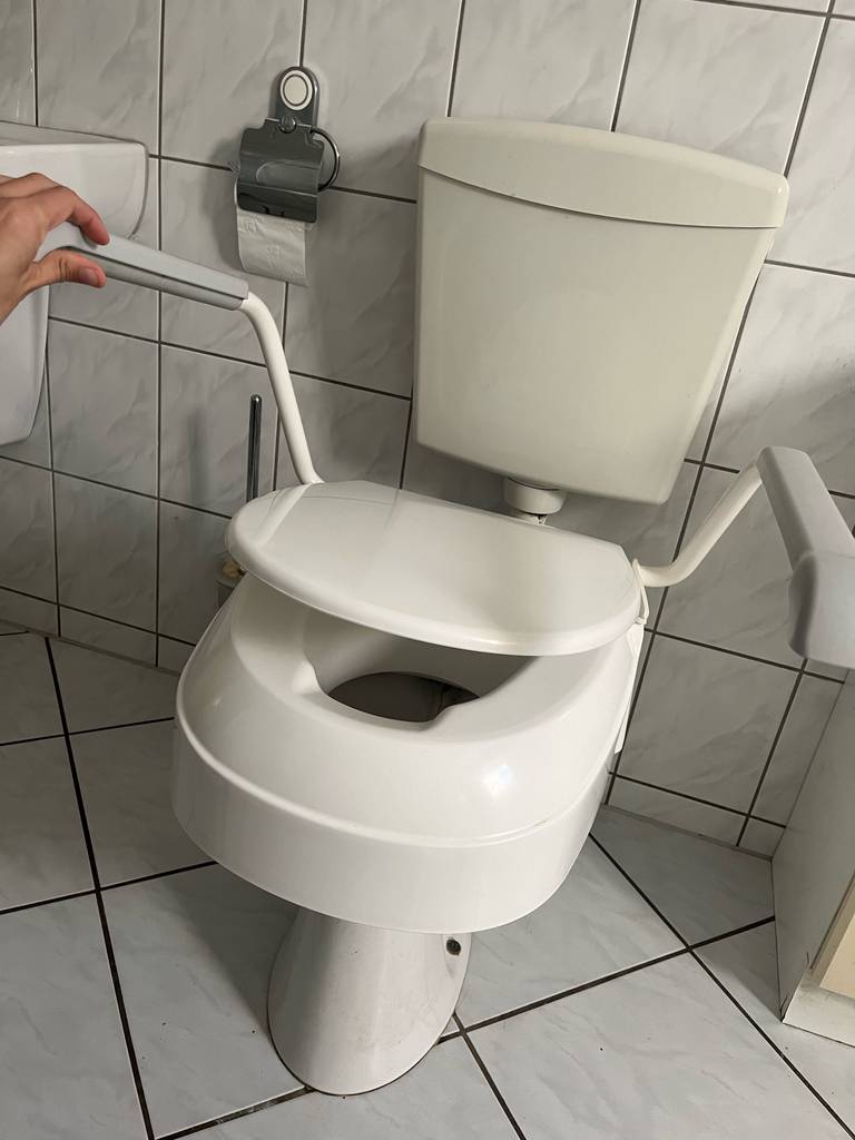Der Deckel der getesteten Toilettensitzerhöhung wird gerade geöffnet.