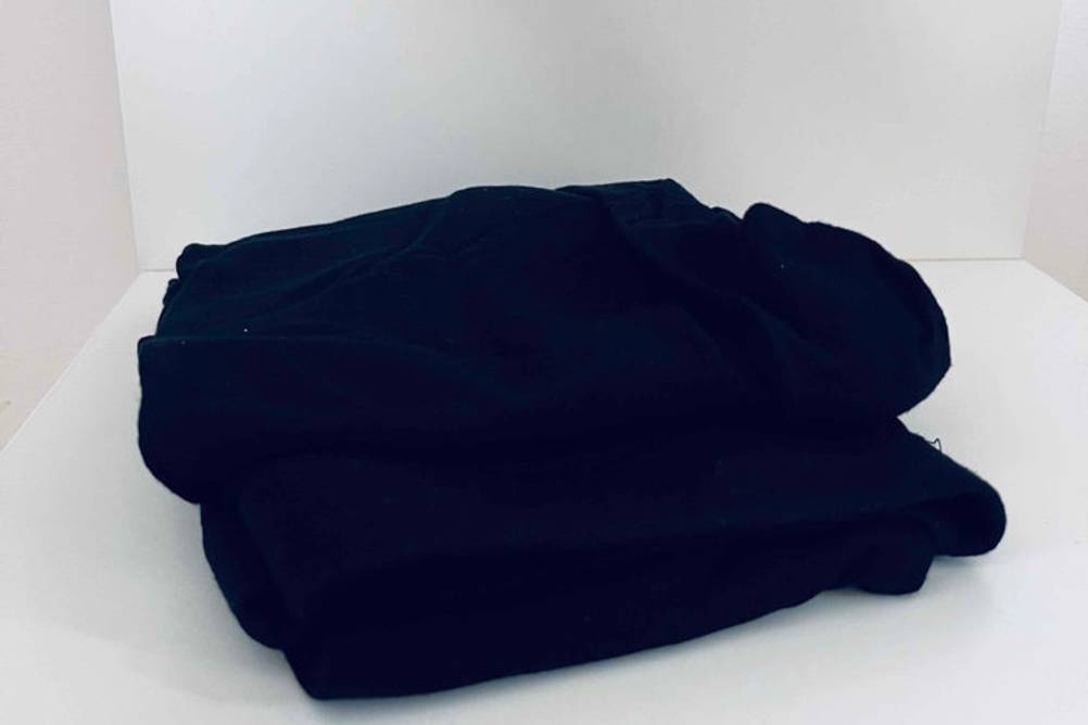 Lange Unterhose für Damen-Test; Lange Unterhose für Damen in Schwarz zusammengefaltet in einem Regal liegend.