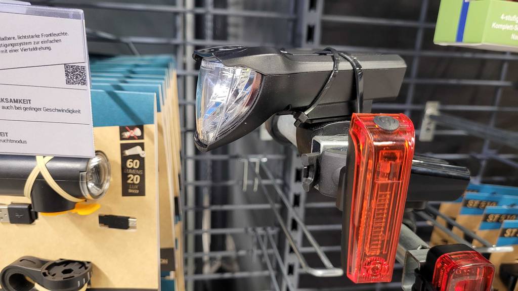 Eine getestete Fahrradbeleuchtung-USB von der Seite.