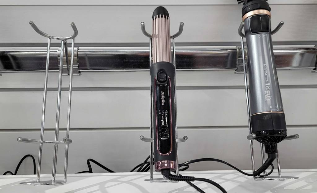 Der getestete Babyliss-Curler wird in einem Geschäft ausgestellt.