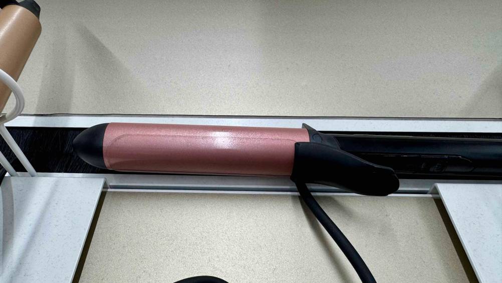 Das Heizelement des getesteten BaByliss-Lockenstabs im Fokus.