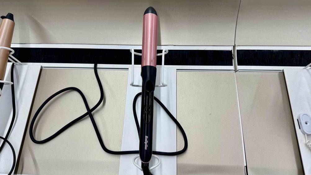 Der getstete BaByliss-Lockenstab befindet sich in einer Halterung.