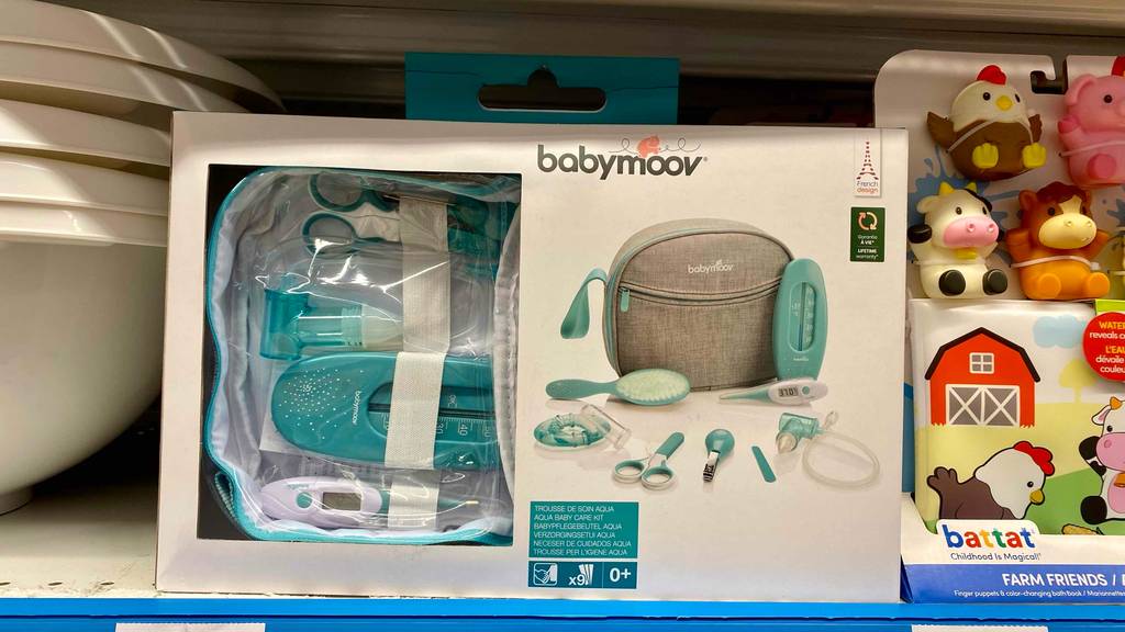 Ein getestetes Baby-Pflegeset steht neben anderen Produkten im Regal.