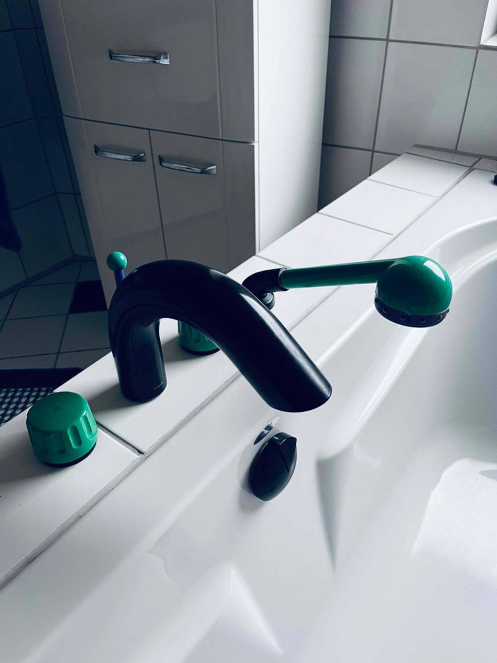 Hansgrohe Badewannenarmatur getestet: Am Badewannenrand befestigte Armatur in schwarz und grün.