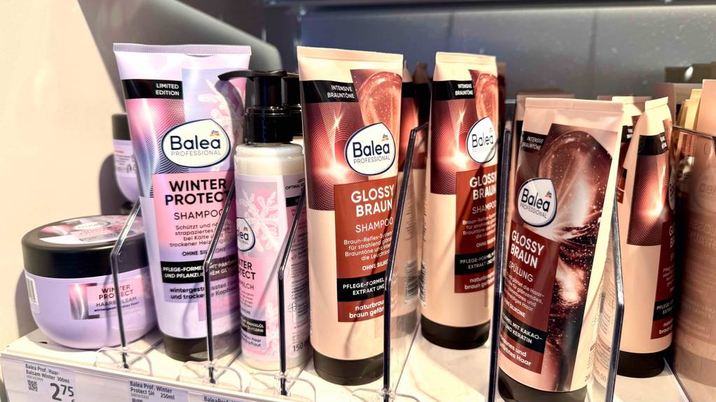 Mehrere getestete Color-Shampoo-Braun befinden sich in einem Regal neben der dazugehörigen Spülung