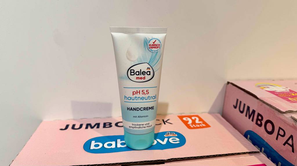 Balea-Handcreme Test: Eine Balea Handcreme steht auf einem Karton.