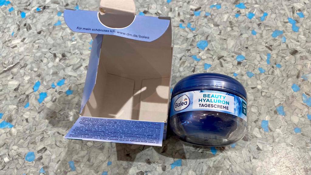 Hyaluron-Creme getestet: leere Verpackung und neben verschlossenes Cremetiegel.