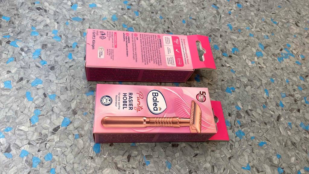 Zwei Packungen des getesteten Rasierhobel für Frauen auf einer graublauen Fläche.