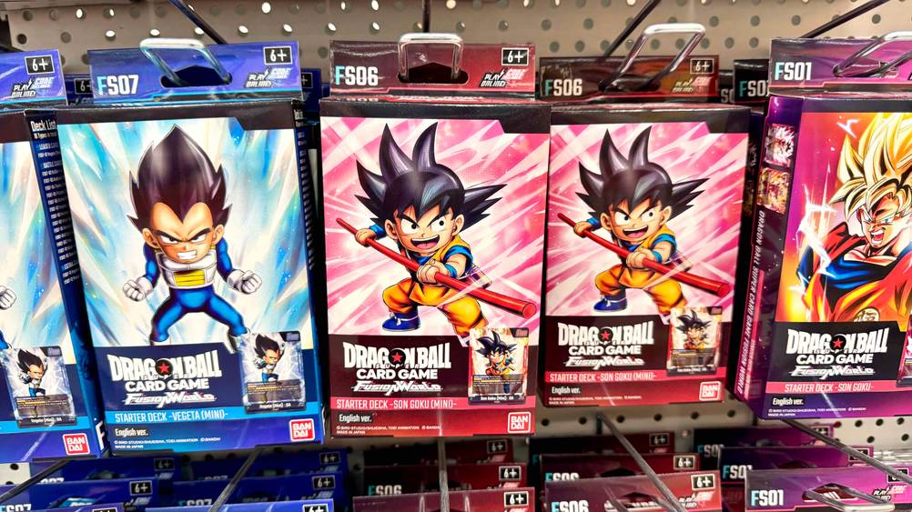 Mehrere getestete Dragon-Ball-Karten hängen in einem Regal.