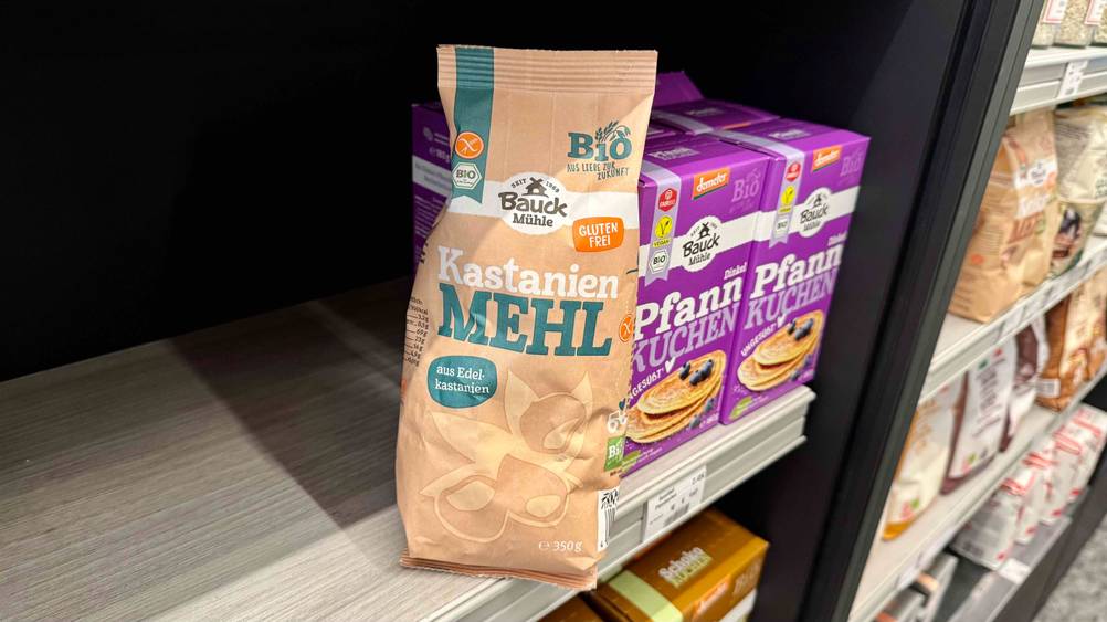 Das getestete Kastanienmehl in Bio-Qualität steht in einem Regal.