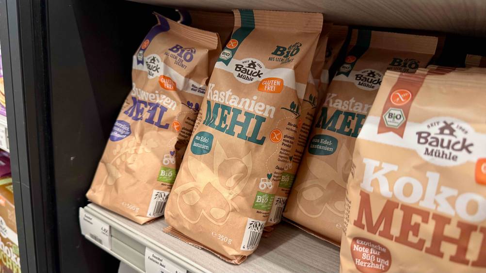 Das getestete Kastanienmehl steht neben einem Buchweizenmehl in einem Regal.
