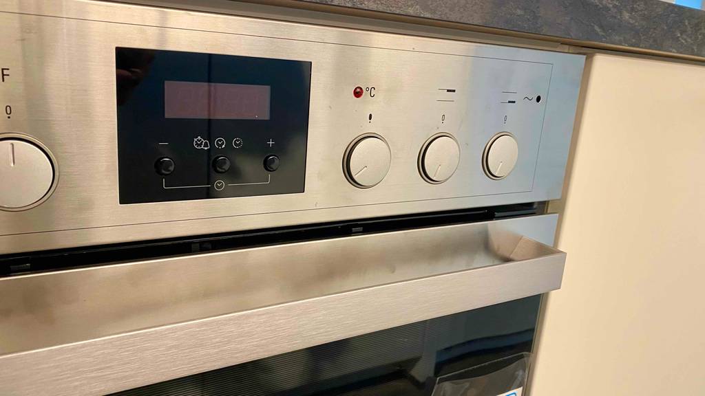 Bauknecht-Backofen getestet: Detailaufnahme Display und Bedienelemente.