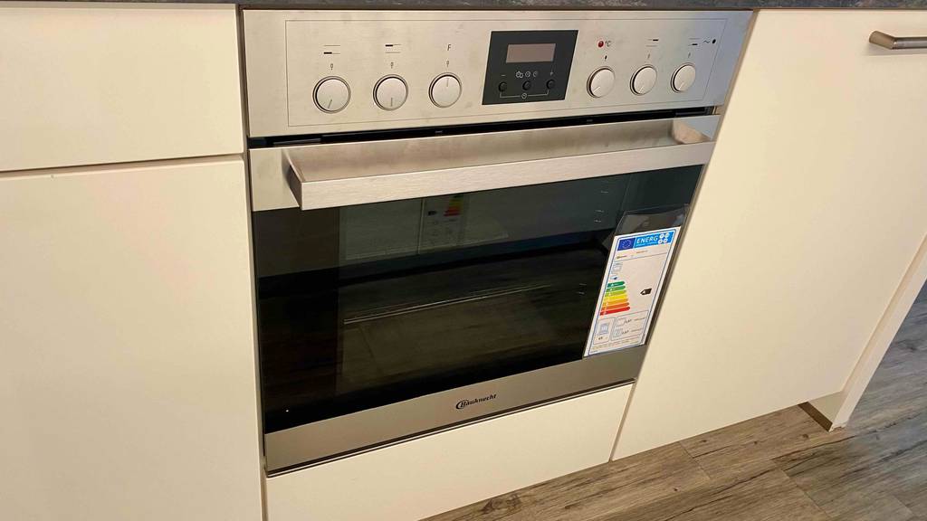 Ein getesteter Bauknecht-Backofen von vorne in einer Küche eingebaut.