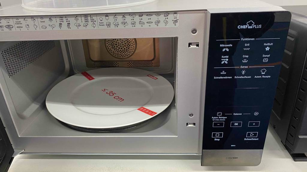 Innenansicht einer getesteten Mikrowelle mit Dampfgarer.