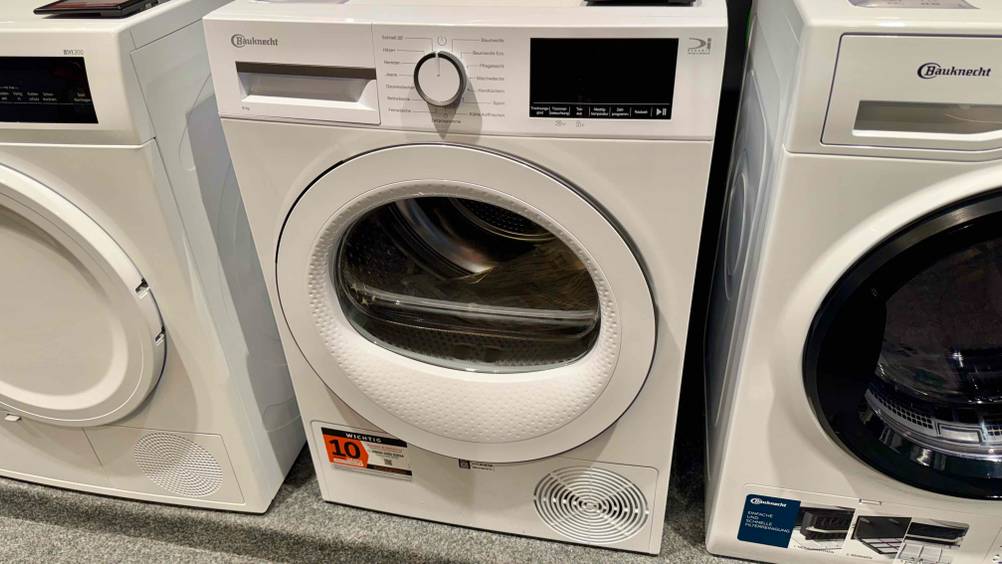Bauknecht-Wärmepumpentrockner-Test: Ein geschlossener Bauknecht-Wärmepumpentrockner von steht neben anderen Modellen.