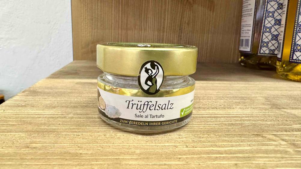 Das getestete Trüffelsalz ist auf einer Holzfläche platziert.