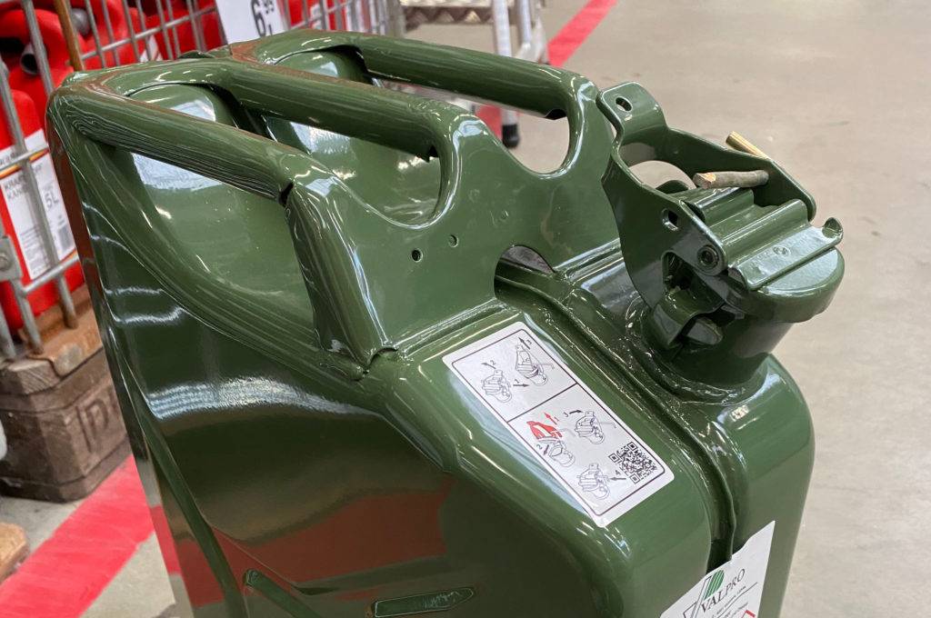 Ein getesteter Benzinkanister (20 l) von schräg oben auf einem grauen Boden.