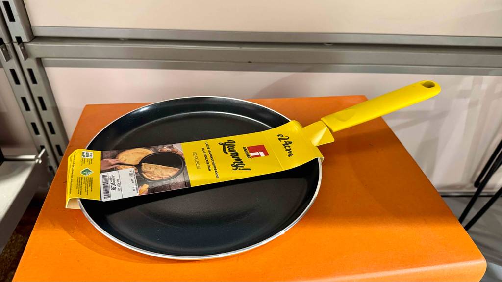 Eine getestete Pancake-Pfanne steht auf einem orangen Hocker.