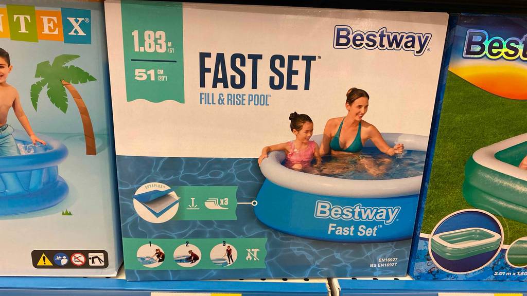 Ein getesteter Pool in Rund steht verpackt im Regal neben anderen Produkten.